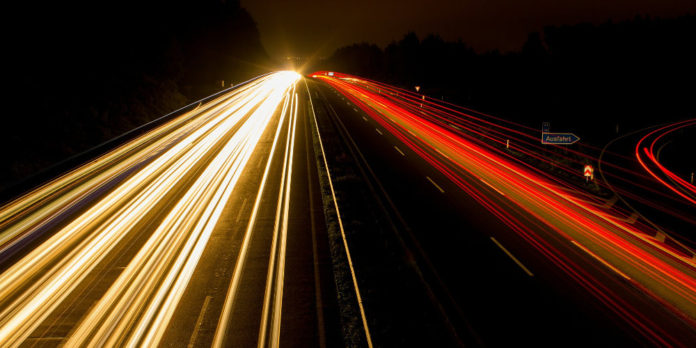 Autobahn_Turbo_Geschwindigkeit_Lichter