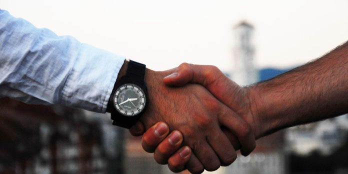 business_personen_handschlag_uhr