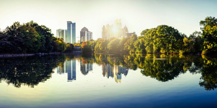 Atlanta Skyline spiegelt sich im Piedmont Park See