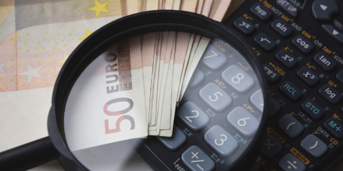 Geld_Rechner_Lupe_Scheine