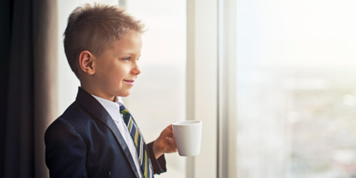 Kind-Anzug-Tasse-Fenster