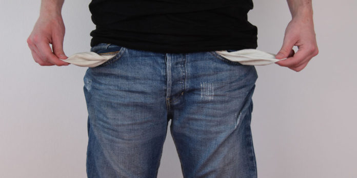 person_leere_taschen_hose_kein_geld