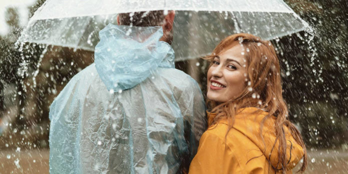 Volkswohlbund_Mann-Frau-Regen-Schirm