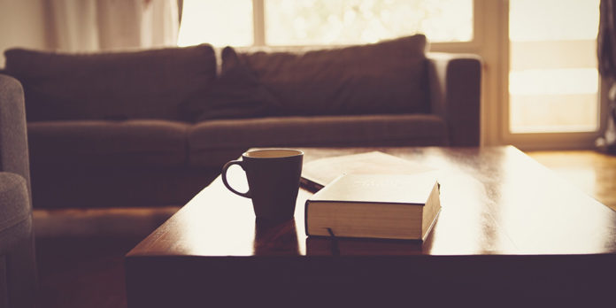wohnzimmer_tisch_tasse_buch