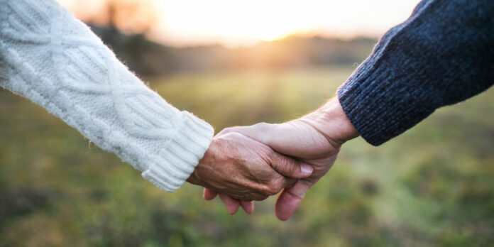 alter-paar-senioren-hand-herbst_iStock-1047054322