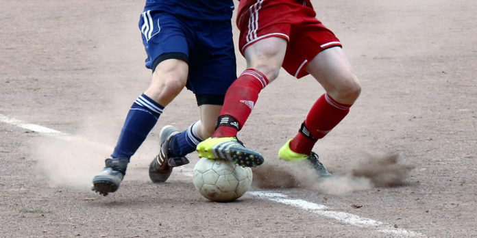 asche-fussball-zweikampf-ball-beine