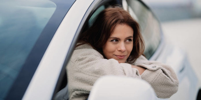 auto-fahrerin-frau-jenny-ueberberg-PEjIzb2bhAk-unsplash