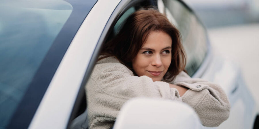 auto-fahrerin-frau-jenny-ueberberg-PEjIzb2bhAk-unsplash