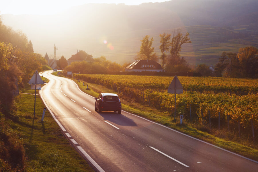 auto-strasse-herbst_iStock-1299104947_1500x1000