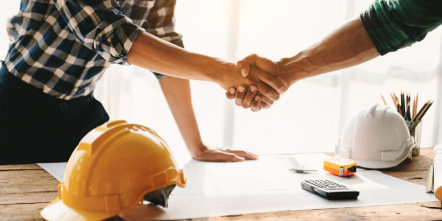 bauhelm-handschlag-iStock-1472523451