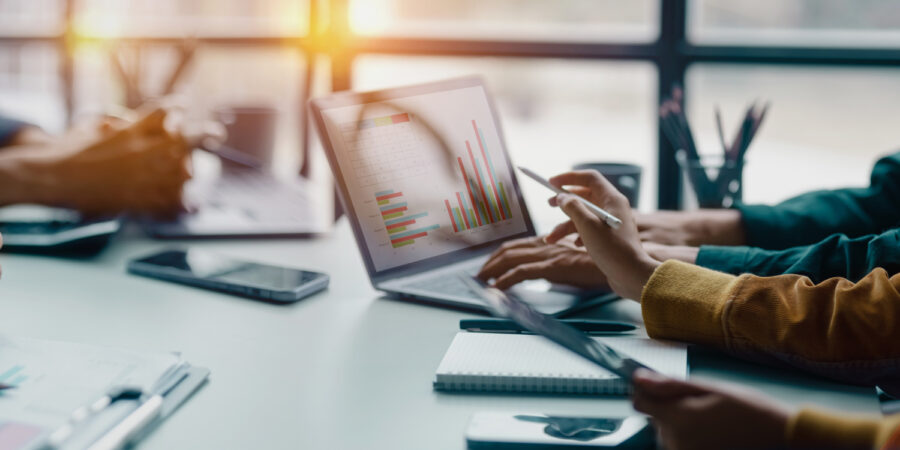 benchmark-vergleich-unternehmen_iStock-2037006388_1500x750
