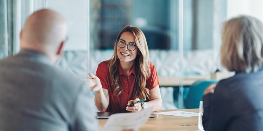 beratung-frau-kunden_iStock-2227751100_1500x750