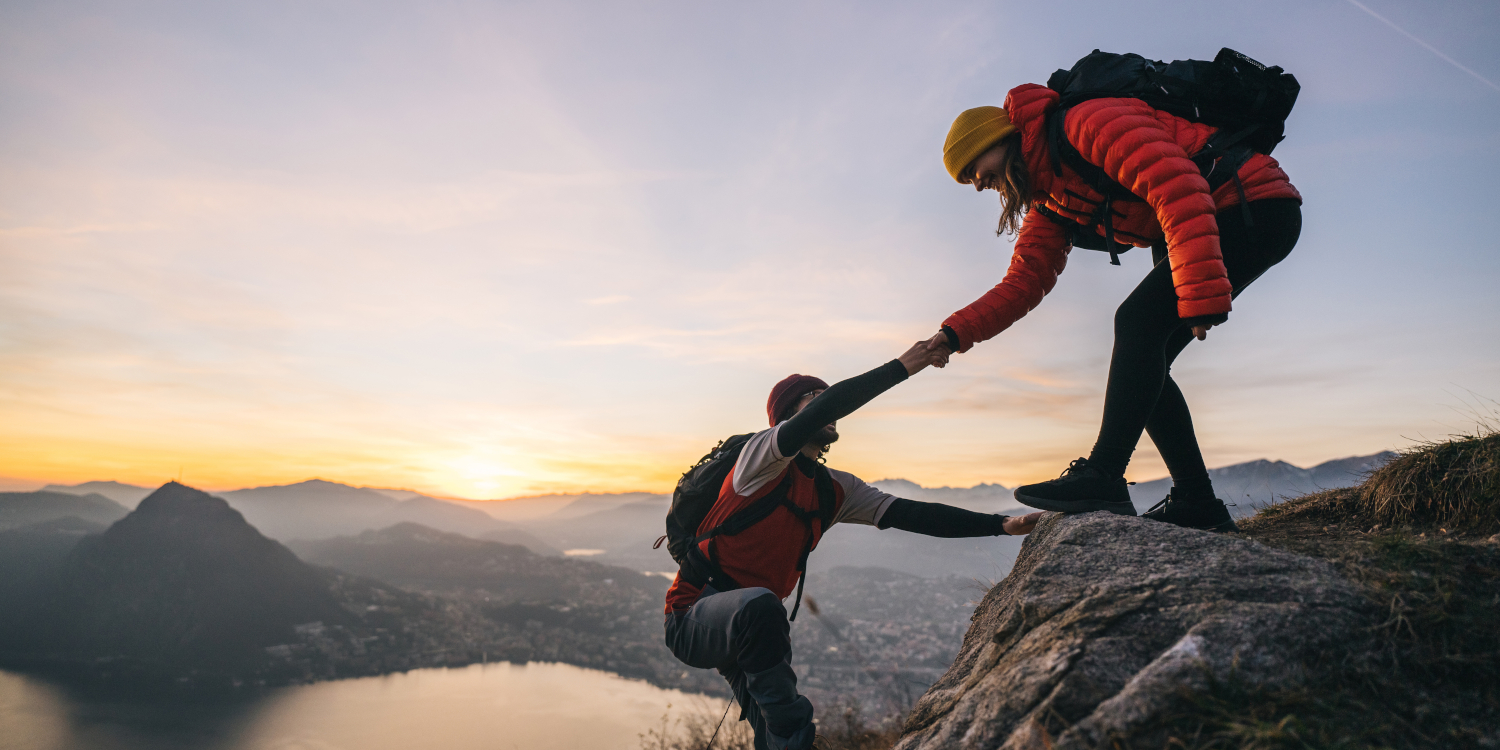 bergsteiger-sonnenaufgang-unterstuetzung-sicherheit_iStock-1361421117_1500x750
