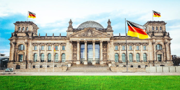 berlin-bundestag-reichstag-1319648_PixLord