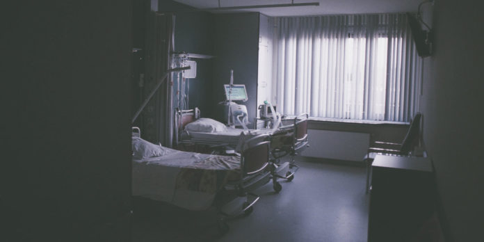 bett-krankenhaus-pflege_daan-stevens-yGUuMIqjIrU-unsplash
