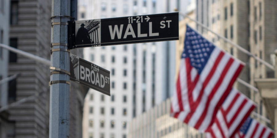 boerse-usa-wallstreet-fahne_iStock-1450819521
