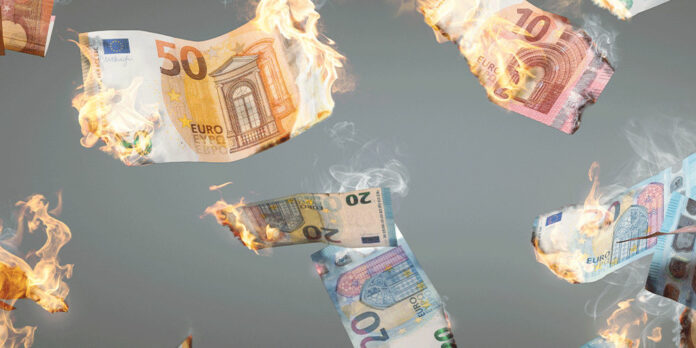 brennende-euro-banknoten-fallen-gm1300270679-392646328_photoschmidt