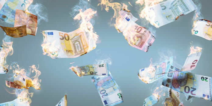 brennende-euro-banknoten-fallen-gm1300270679-392646328_photoschmidt