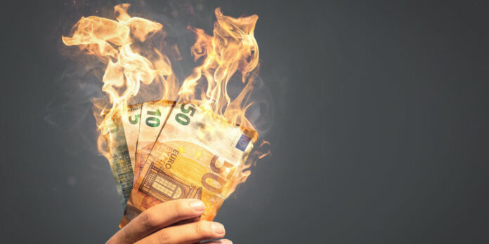 brennende-euro-scheine-hand_iStock-1291793064