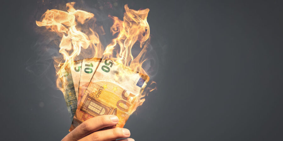brennende-euro-scheine-hand_iStock-1291793064