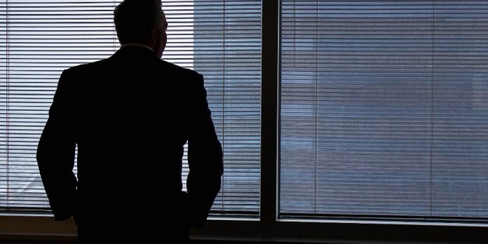 business-mann-schatten-fenster