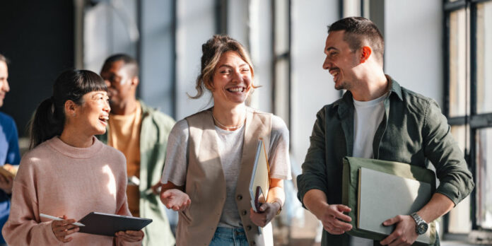 drei-menschen-jung-lachen-diskutieren_iStock-2094340406