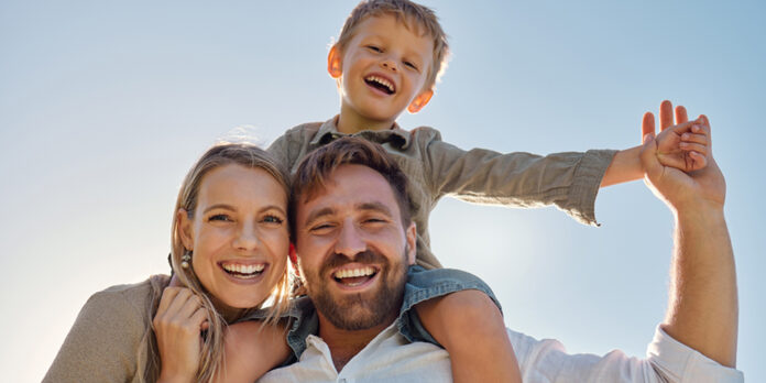 familie-gluecklich_iStock-1447123729