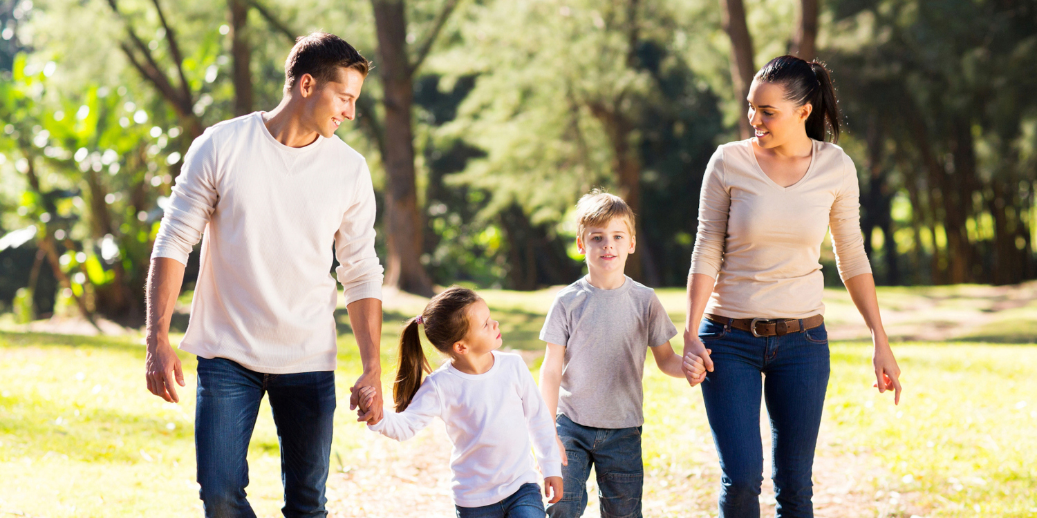 familie-mann-frau-kind-aktiv-natur_iStock-521913387_1500x750