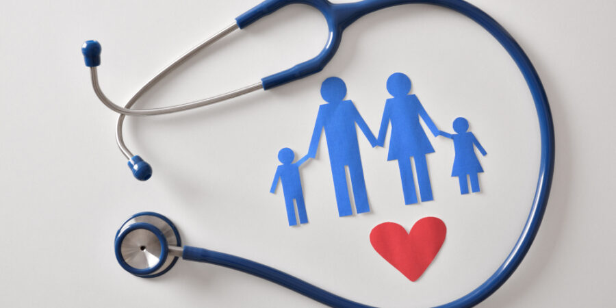 familie-medizinostetoscope-papier-schnitt_iStock-695273346