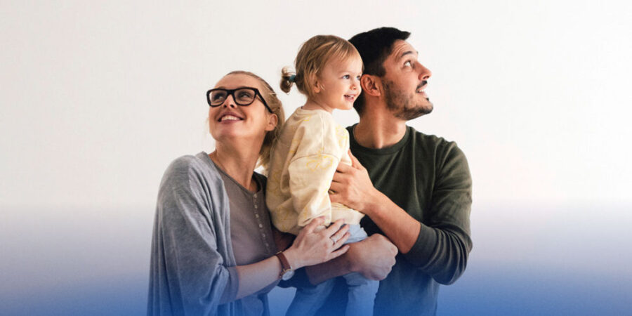 familie-mutter-vater-kind-gluecklich_iStock-1356074040