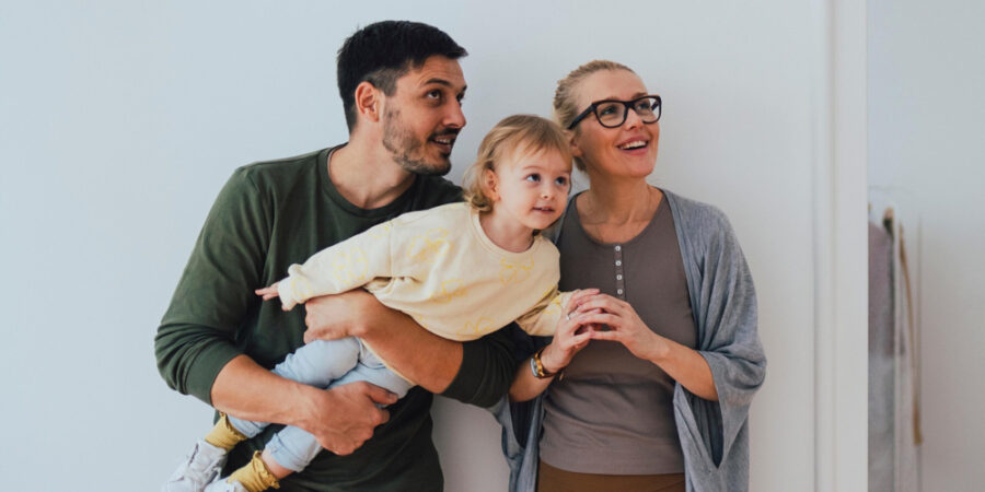 familie-vater-mutter-kind-blicke