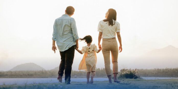 familie-vater-mutter-kind-rueckansicht_iStock-1485036654