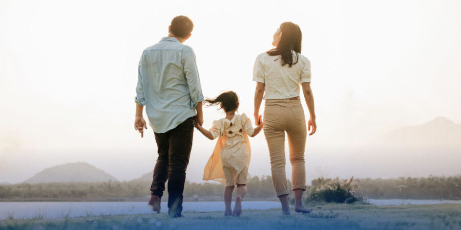 familie-vater-mutter-kind-rueckansicht_iStock-1485036654