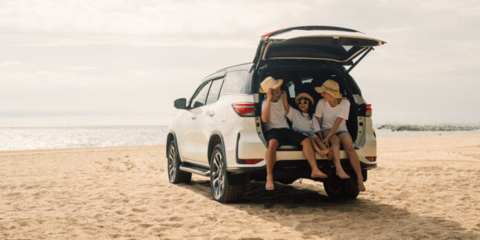 familienreise-strand-auto-sommer_iStock-1500224605