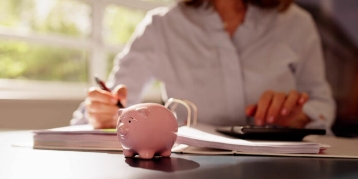 finanzen-sparschwein-rechner_iStock-2148923862