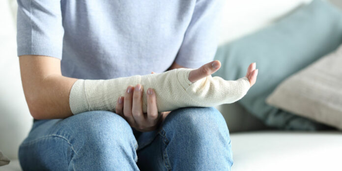 frau-arm-bandage-unfall_iStock-1297439180