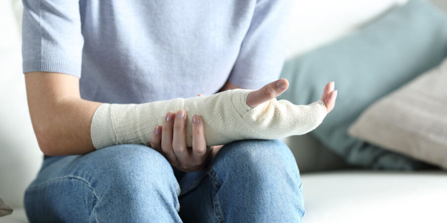 frau-arm-bandage-unfall_iStock-1297439180