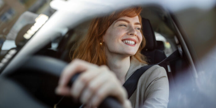 frau-auto-lachen_iStock-1397039994