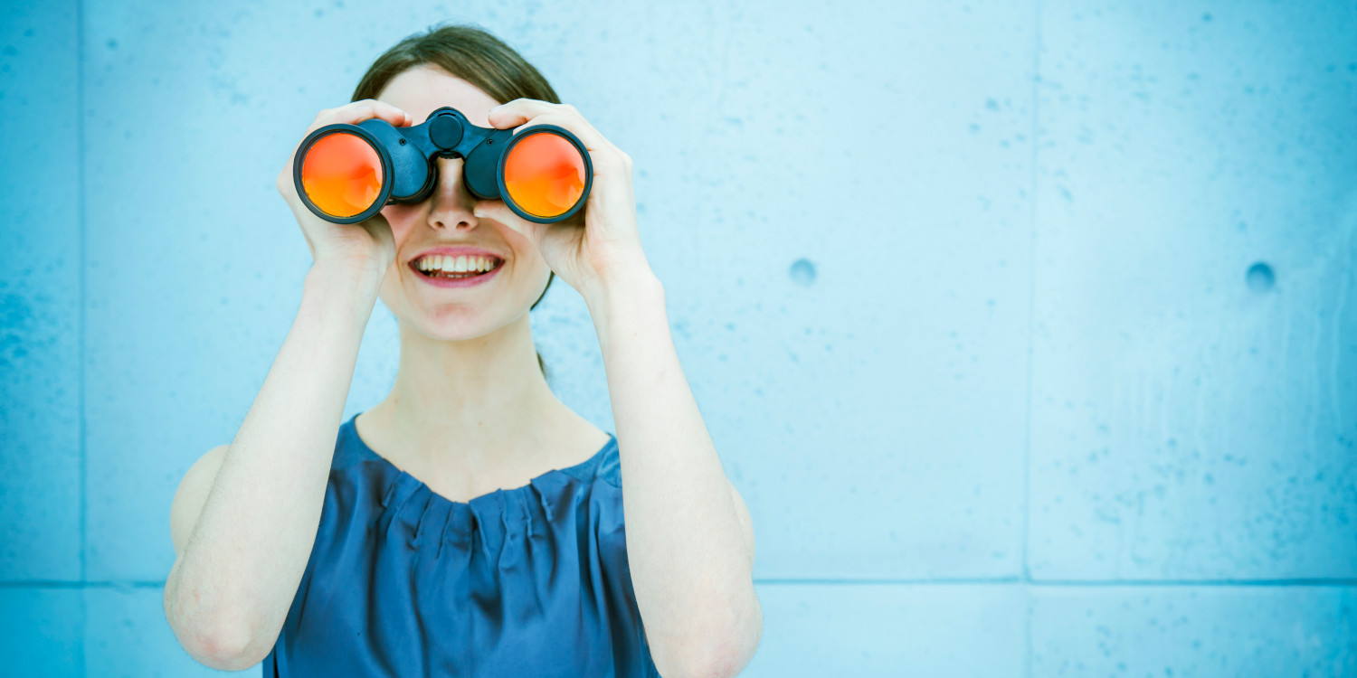frau-fernglas-lachen_iStock-167154701_1500x750