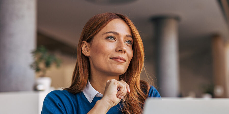 frau-gedanken-schreibtisch-buer_iStock-2187465802_1000x500