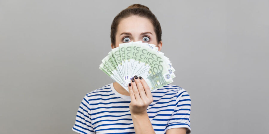 frau-geldscheine-erfolg-reich_iStock-2158789321