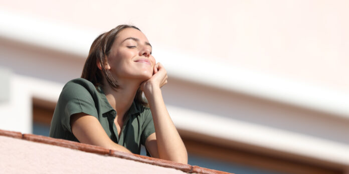 frau-gluecklich-balkon_iStock-1287445666