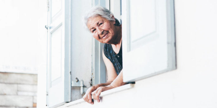 frau-haus-fenster_nick-karvounis-og_p3b9bJ7E-unsplash