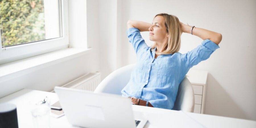 frau-homeoffixe-relaxed-fenster_iStock-1280503868