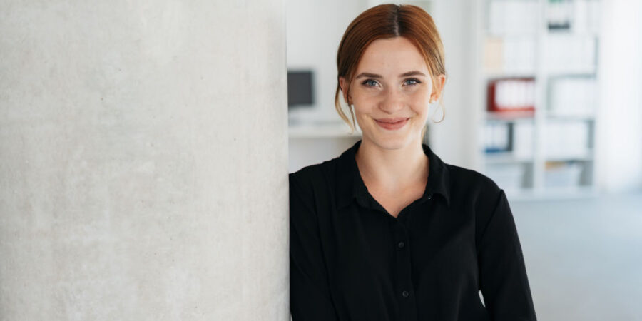 frau-laecheln_iStock-1250919789
