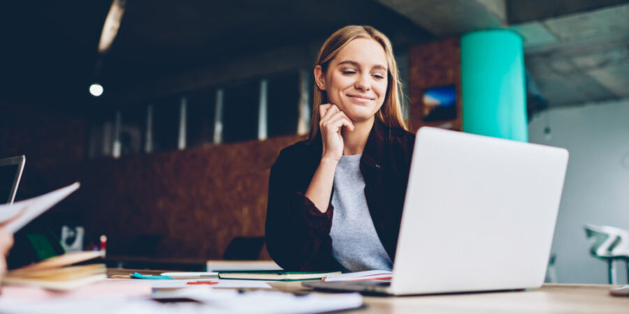 frau-laptop-arbeit-buero_iStock-1168019993