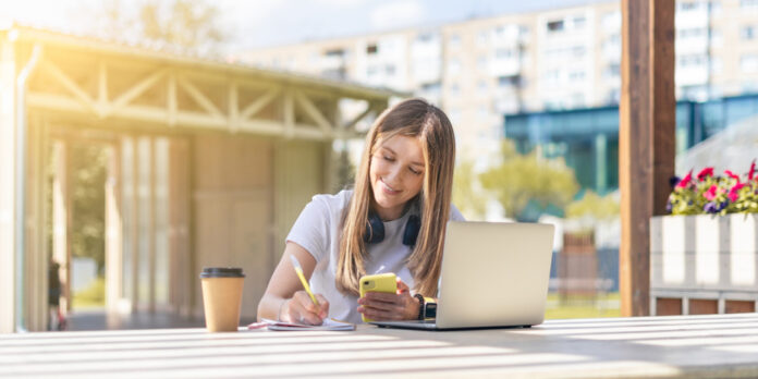 frau-laptop-draussen_iStock-1279753767