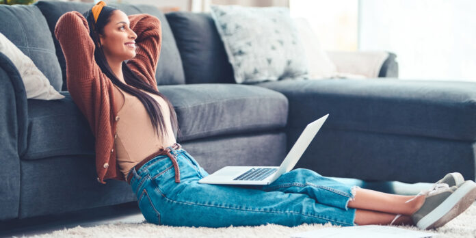 frau-laptop_istockphoto-1307391886