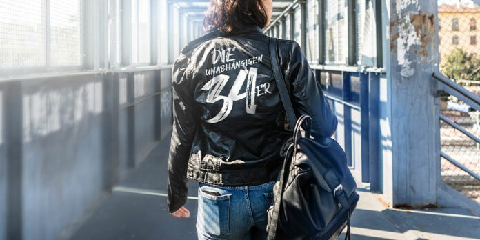frau-lederjacke-rucksack_die34er_afw