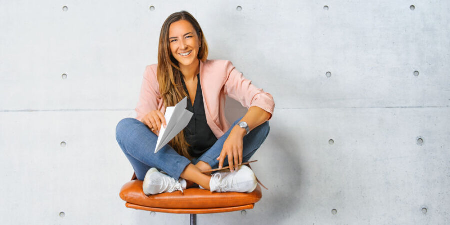 frau-papierflieger-stuhl_iStock-1410429585